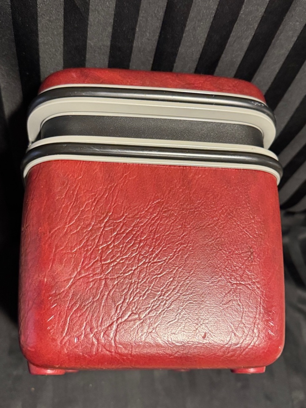 Samsonite Hard-Shell Cosmetic Train Case with Chrome Accents - Picture 8 of 16